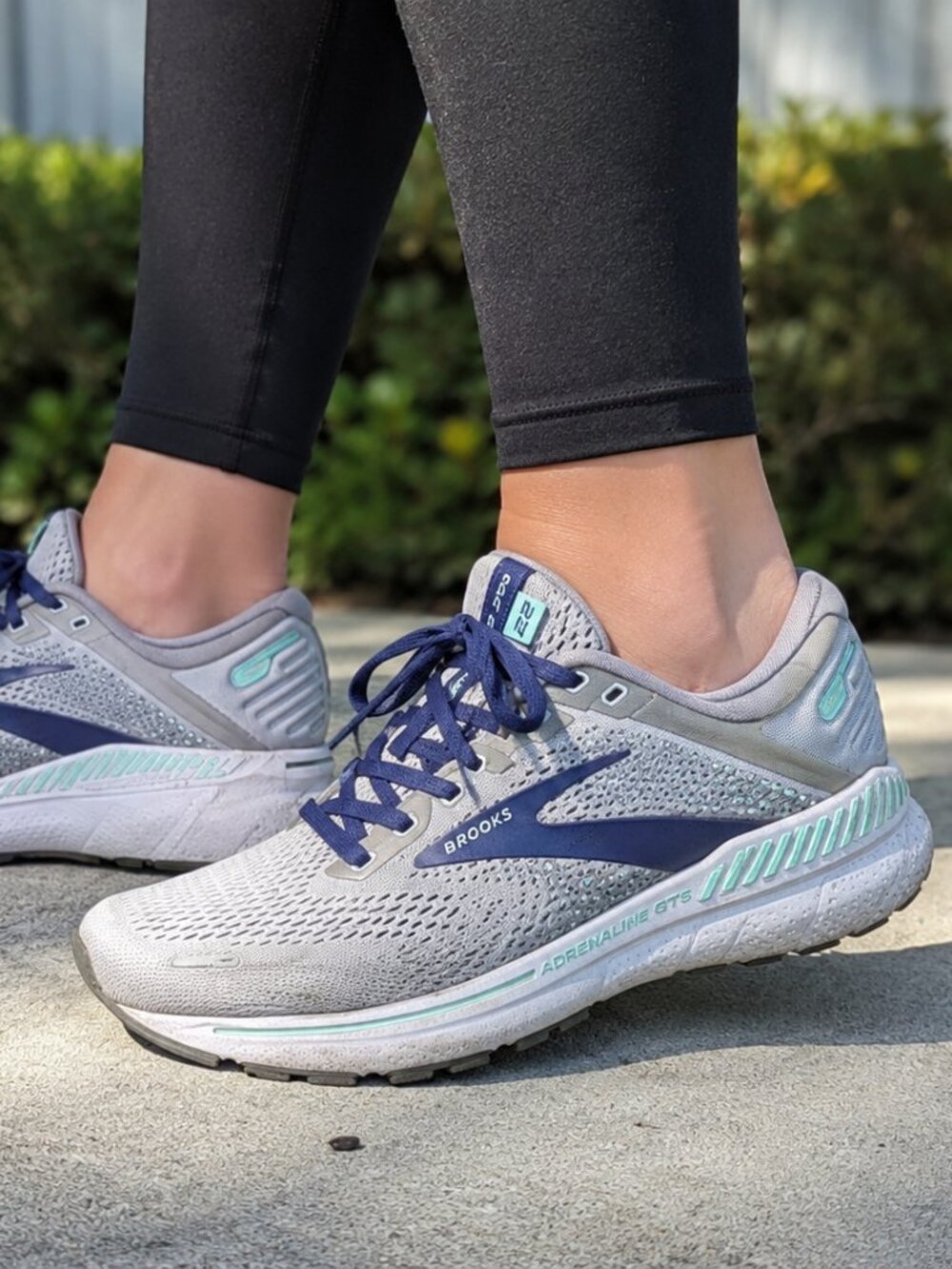 Brooks Adrenaline GTS 22 Women’s Running Shoes Gray Blue Size 10 Wide D